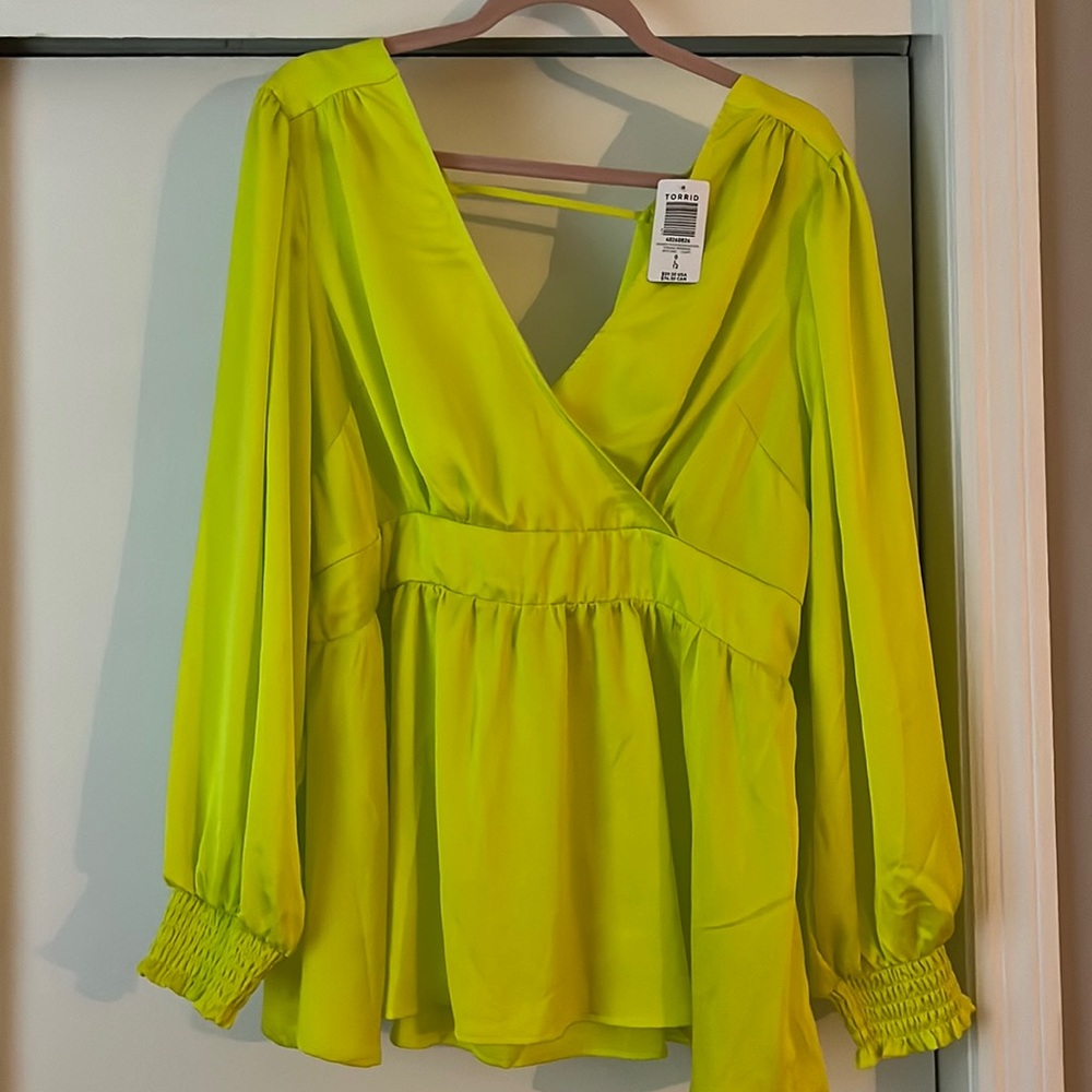 Torrid Satin tie, cut out back long sleeve blouse evening primrose color Size 0 - Picture 2 of 2